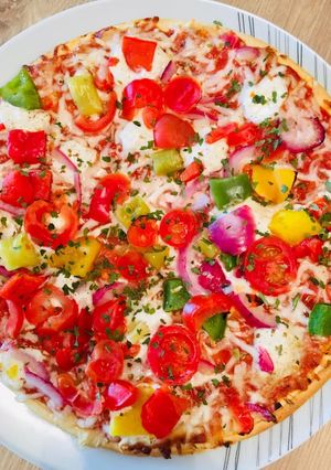 Une photo de Pizza-Wrap aux Poivrons colorés Tomates cerises Oignons rouge et Ails des Ours