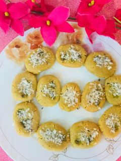 नारियल खोया पेड़ा (Nariyal khoya peda recipe in Hindi) रेसिपी मुख्य फोटो