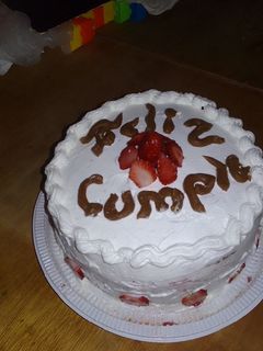 Una foto de Pastel relleno de frutilla y dulce de leche 😋