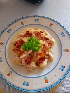 Baconos, csirkemelles, tejszínes cukkini spagetti, tetején bacon chipsszel. GM. LM recept fotója