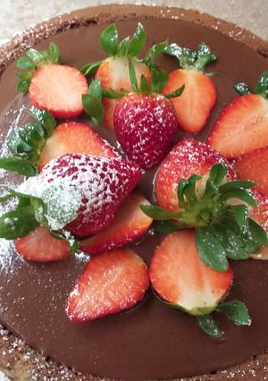 Foto di Crostata morbida al cioccolato e fragole