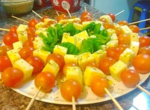 Una foto de Brochetas Caprese