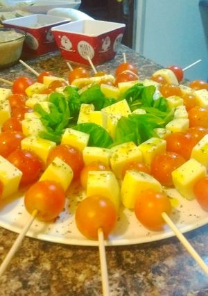 Una foto de Brochetas Caprese