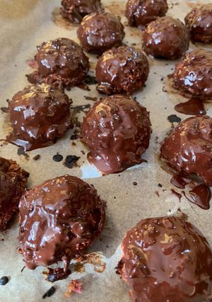 A picture of Chocolate Coconut Raspberry Macaroon.