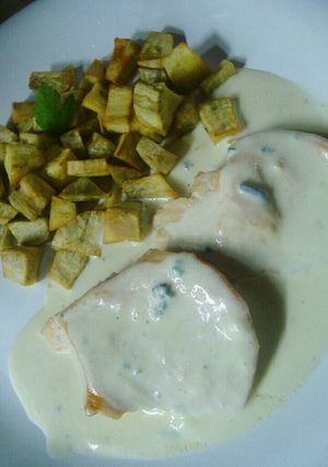 Una foto de Pechuga con salsa de roquefort y batatas fritas