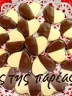 Φωτογραφία της συνταγής Μπισκότα από κακάο βουτηγμένα σε λευκή σοκολάτα