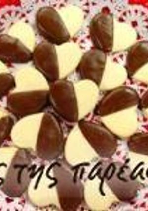 Φωτογραφία της συνταγής Μπισκότα από κακάο βουτηγμένα σε λευκή σοκολάτα