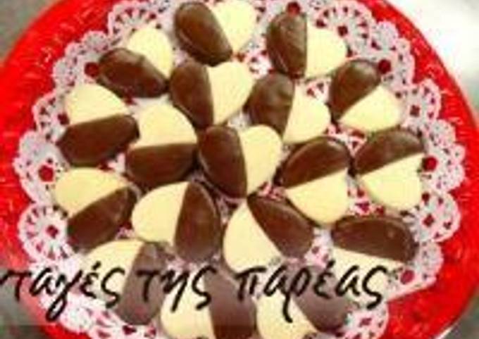 κύρια φωτογραφία συνταγής Μπισκότα από κακάο βουτηγμένα σε λευκή σοκολάτα
