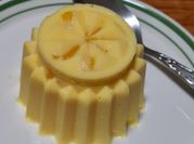 Una foto de mousse de mango con yogurt