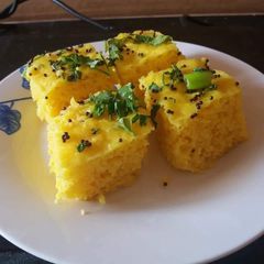 A picture of Dhokla.