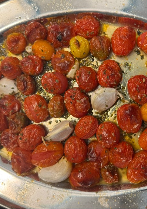 Una foto de Tomates cherrys confitados