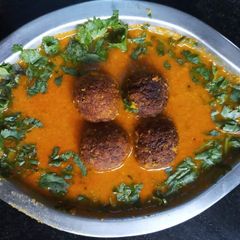 A picture of Palak kofta curry.