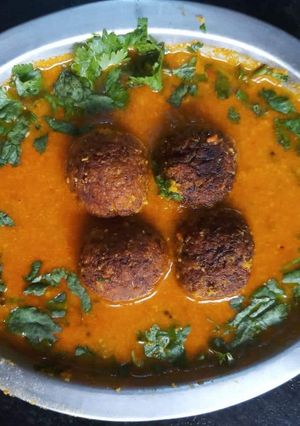 A picture of Palak kofta curry.
