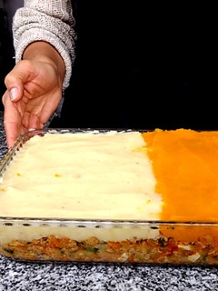 Una foto de Pastel de carne de cerdo bicolor...