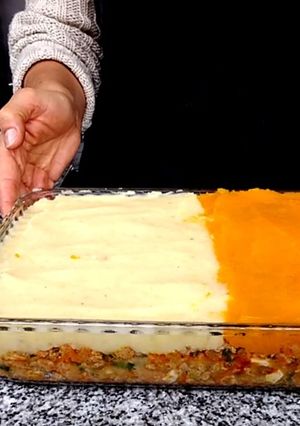 Una foto de Pastel de carne de cerdo bicolor...