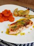 Salmón a la mostaza con zanahorias aliñadas