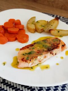 Una foto de Salmón a la mostaza con zanahorias aliñadas
