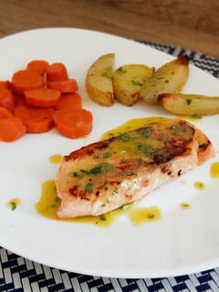 Una foto de Salmón a la mostaza con zanahorias aliñadas