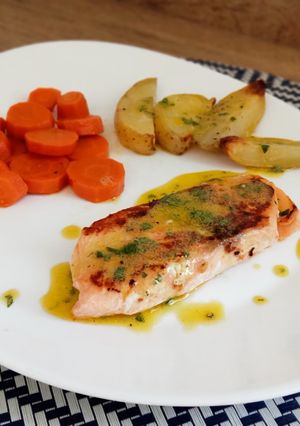 Una foto de Salmón a la mostaza con zanahorias aliñadas