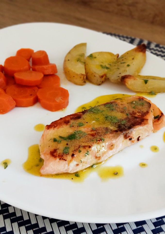 Una foto de Salmón a la mostaza con zanahorias aliñadas