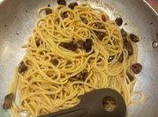 Una foto di spaghetti aglio peperoncino