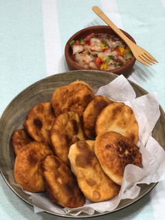 Una foto de Sopaipillas y pan