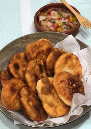 Una foto de Sopaipillas y pan