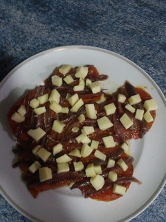 Una foto de Tomate a la plancha con anchoas y queso tierno