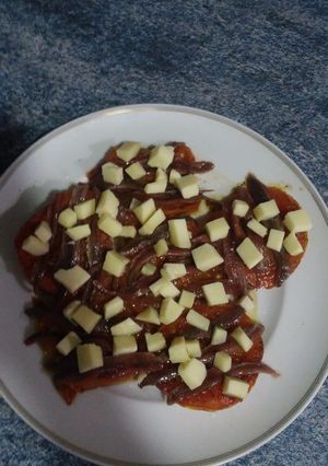 Foto principal de Tomate a la plancha con anchoas y queso tierno