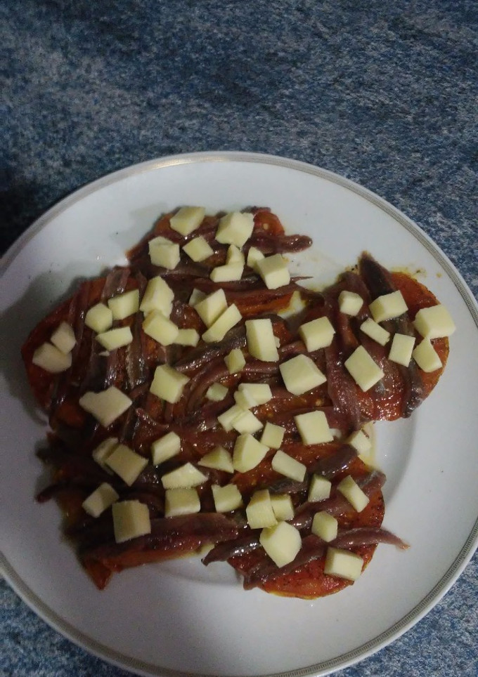 Una foto de Tomate a la plancha con anchoas y queso tierno