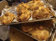 Una foto de pan de muerto de naranja