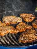Chuleta de cerdo asada al carbón salteadas con vegetales