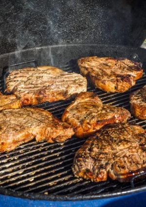 Una foto de Chuleta de cerdo asada al carbón salteadas con vegetales
