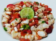 Una foto de ceviche de camaron con fruta
