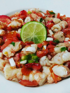 Una foto de Ceviche de camarones con: fresas, mandarina, tomate y más ;)