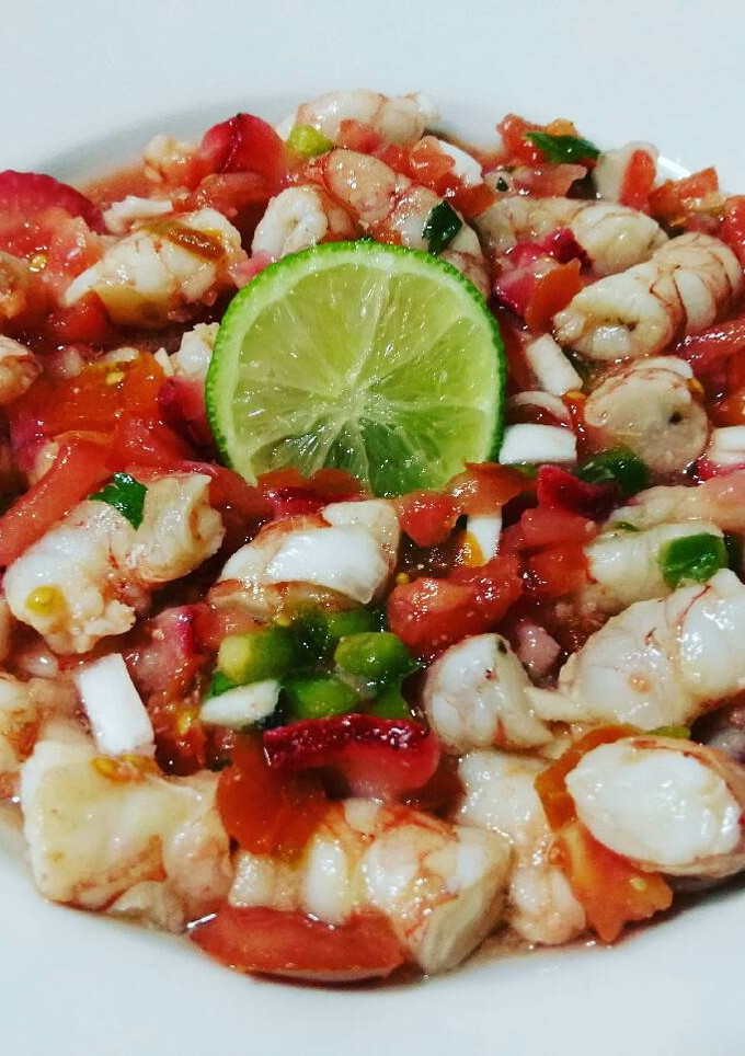 Una foto de Ceviche de camarones con: fresas, mandarina, tomate y más ;)