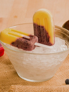 Una foto de Helado de mango y arándanos - Moldes de helado apilables | Lékué