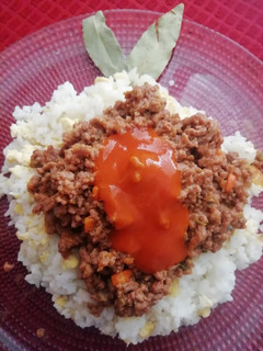 Una foto de El volcán de arroz, carne y tomate