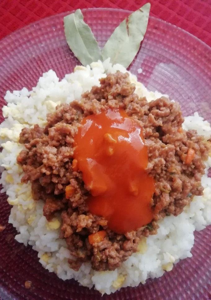 Una foto de El volcán de arroz, carne y tomate
