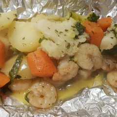 รูปของ Garlic shrimp& potato hash foil pack