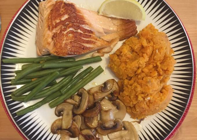 Salmon with sweet potato mash and vegetables