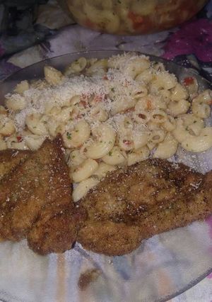 Una foto de Milanesas acompañadas de fideos coditos con un toque ESPECIAL!