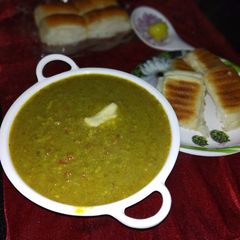A picture of Green pav bhaji.