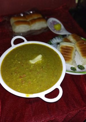 A picture of Green pav bhaji.