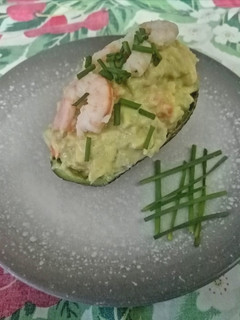 Una foto de Aguacate relleno de fruta y gamba