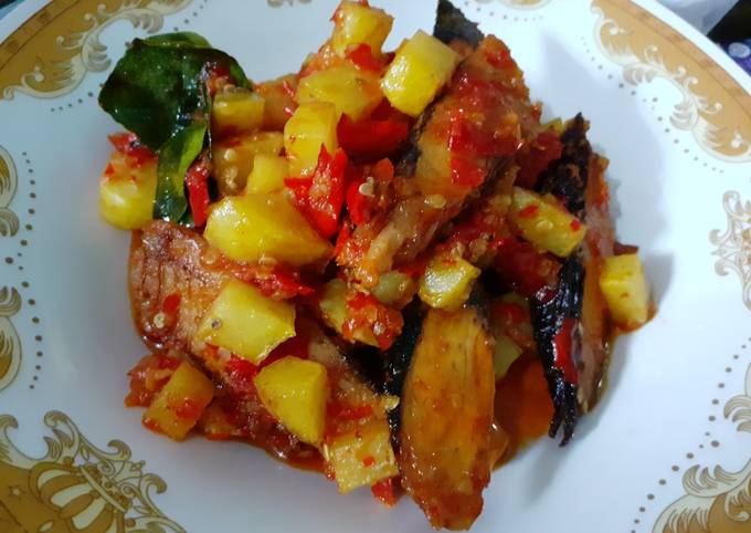 Balado kentang dan ikan tongkol