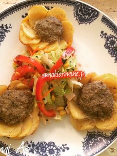 Zdjęcie przepisu Pieczone kotleciki- kwiatki (z papryką i ziemniakami).
