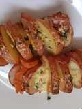 Papas rellenas con queso, tomate, panceta y ajo y perejil