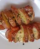 Papas rellenas con queso, tomate, panceta y ajo y perejil