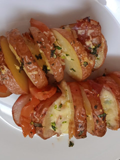 Una foto de Papas rellenas con queso, tomate, panceta y ajo y perejil